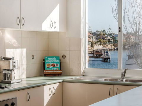Waters Edge Apartment With Jetty - Hotel Gold Coast 3