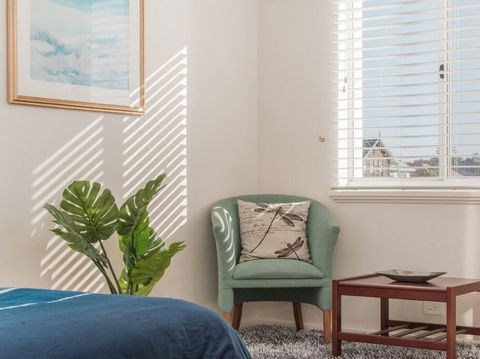 Waters Edge Apartment With Jetty - Hotel Gold Coast 2