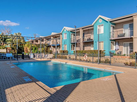 Waters Edge Apartment With Jetty - Hotel Gold Coast 1