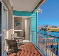Waters Edge Apartment with Jetty - Hotel Gold Coast