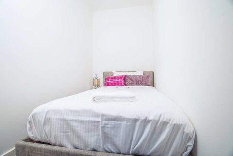 Wentworth Point 2Beds1Study2Bath Brand New APT - Hotel Gold Coast 3
