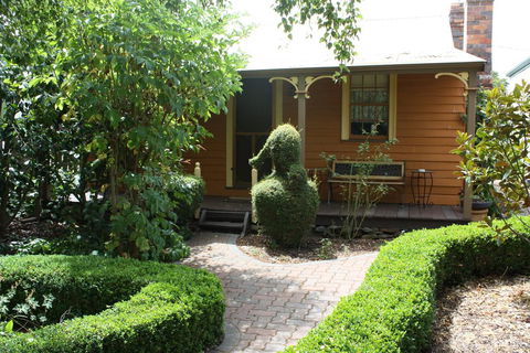 Westbury Gingerbread Cottages - Hotel Gold Coast 3