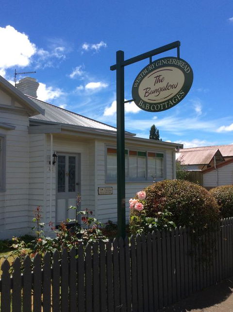 Westbury Gingerbread Cottages - Hotel Gold Coast 1