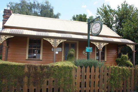 Westbury Gingerbread Cottages - Hotel Gold Coast 2