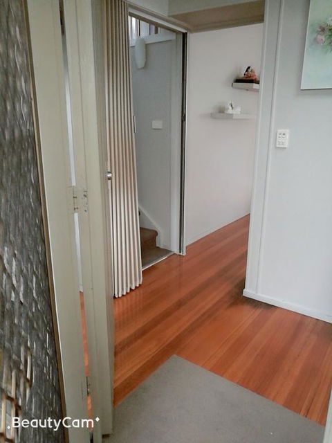 Whole Storey 2 Bedrooms+Kitchen+Living Room In Glen Waverley - Hotel Gold Coast 3