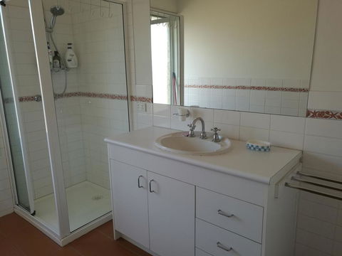 Whole Storey 2 Bedrooms+Kitchen+Living Room In Glen Waverley - Hotel Gold Coast 1