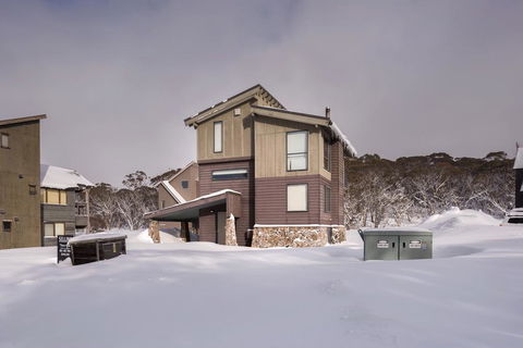 Winterfell - Hotel Gold Coast 0