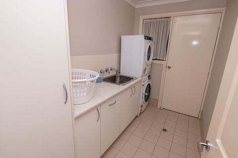 Wonderful Windred Modern, Comfy, Quiet - Hotel Gold Coast 2