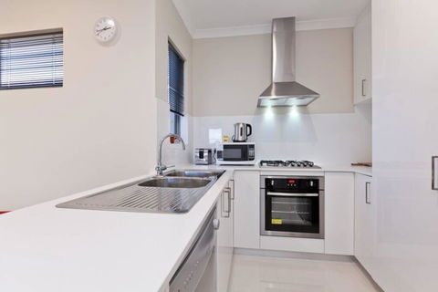 Woodlands - Home With A View - Hotel Gold Coast 3