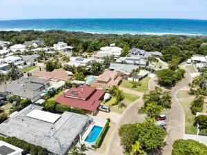 Relax At Bokarina Beach House Walk To Beach Relax By The Pool - Hotel Gold Coast 4