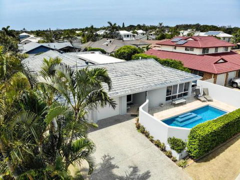 Relax At Bokarina Beach House Walk To Beach Relax By The Pool - Hotel Gold Coast 2