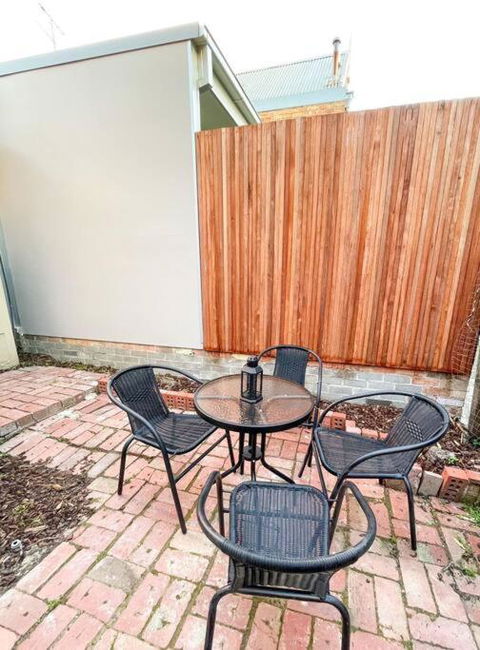 A Beautiful Terrace House With Parking & Courtyard - Hotel Gold Coast 3