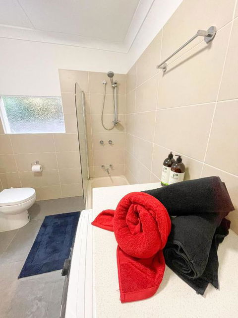 A Beautiful Terrace House With Parking & Courtyard - Hotel Gold Coast 1