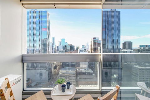 A Chic 2BR Apt Near Southern Cross City Views - Hotel Gold Coast 1