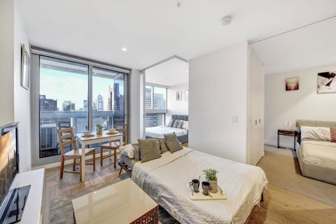 A Chic 2BR Apt Near Southern Cross City Views - Hotel Gold Coast 3
