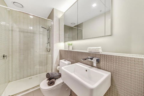 A Chic 2BR Apt Near Southern Cross City Views - Hotel Gold Coast 4