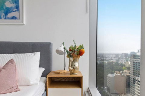 A Chic & Lovely 2BR Apt CBD With City Views - Hotel Gold Coast 1