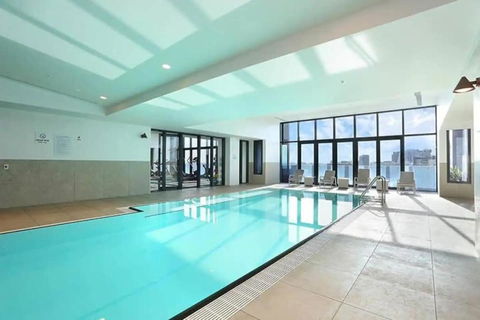 A Modern & Cozy 2BR Apartment With City Views - Hotel Gold Coast 2