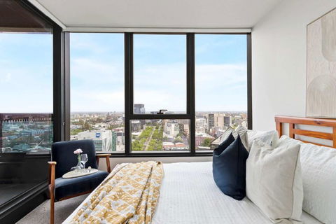 A Modern & Cozy 2BR Apartment With City Views - Hotel Gold Coast 1