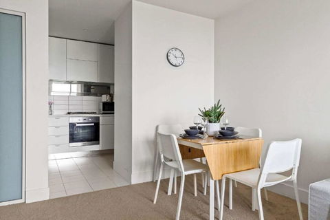 A Modern & Cozy 2BR Apartment With City Views - Hotel Gold Coast 3