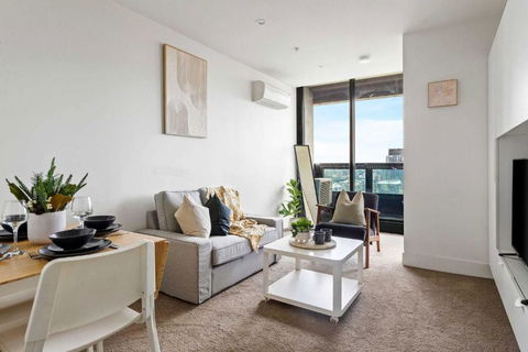 A Modern & Cozy 2BR Apartment With City Views - Hotel Gold Coast 0