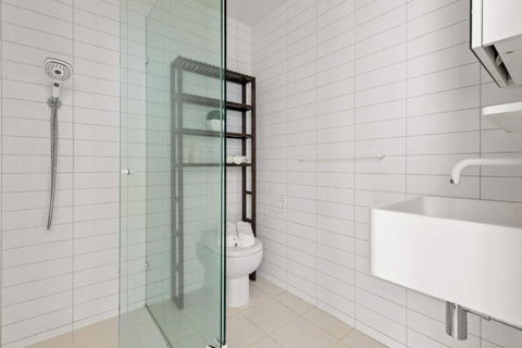 A Modern & Cozy 2BR Apartment With City Views - Hotel Gold Coast 4
