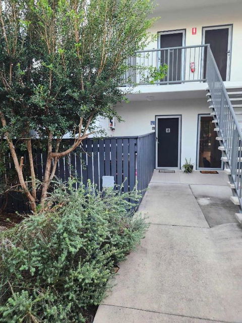 A Quiet Unit Overlooking A Reserve - Hotel Gold Coast 1