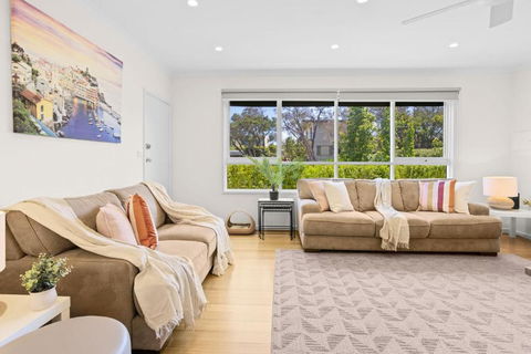 A Stones Throw - Hotel Gold Coast 1