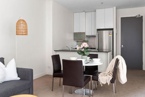 A Stylish & Central 2BR Apt Near Flinders Station - Hotel Gold Coast 4