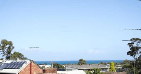 A Wave From It All Ocean Glimpse Central Torquay - Hotel Gold Coast 3