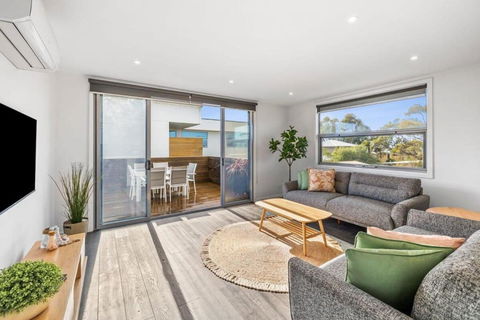 A Wave From It All Ocean Glimpse Central Torquay - Hotel Gold Coast 0