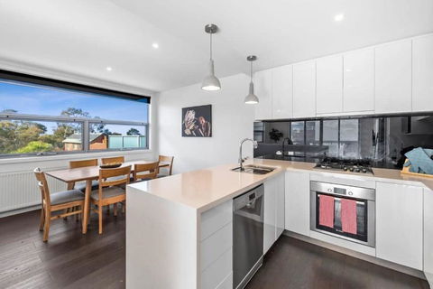 A Wave From It All Ocean Glimpse Central Torquay - Hotel Gold Coast 2