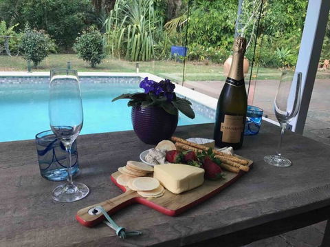 Absolute Beach Front Home -Dogs, Surf, Relax, Bush - Hotel Gold Coast 3