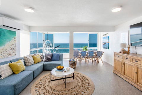 Absolute Oceanfront Yamba - Oceanstays - Hotel Gold Coast 2