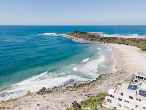 Absolute Oceanfront Yamba - Oceanstays - Hotel Gold Coast 1