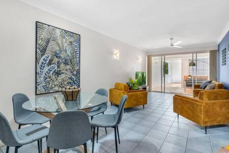 Absolute Superb Location Ocean Views Beachfront - Hotel Gold Coast 2
