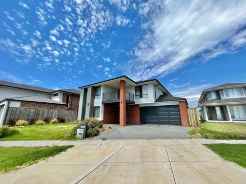 Absolutely Stunning - Bayside Point Cook 5BR Home - Hotel Gold Coast 0