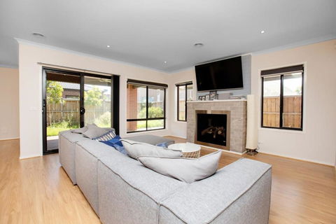 Absolutely Stunning - Bayside Point Cook 5BR Home - Hotel Gold Coast 1