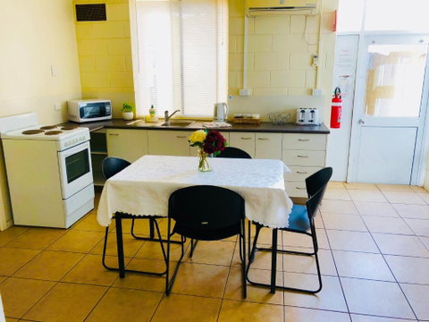 Accommodation @ Isa - Hotel Gold Coast 2