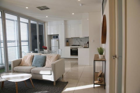 Adelaide CBD Bluebird Apartment - Hotel Gold Coast 2
