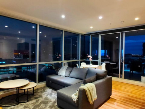 Adelaide Central Skyline Panoramic Suite - Hotel Gold Coast 1
