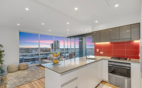 Adelaide Central Skyline Panoramic Suite - Hotel Gold Coast 3