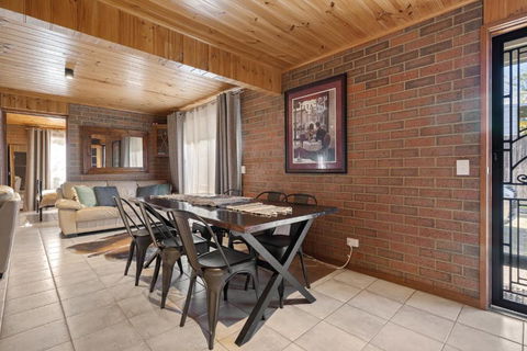 Affordable GEM In The Heart Of Inverloch - Hotel Gold Coast 3