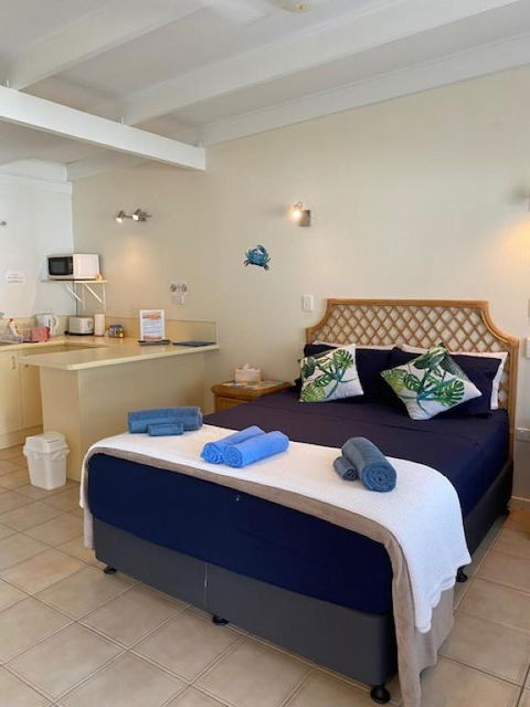 AFFORDABLE ISLAND ESCAPE! Queen Studio, Nelly Bay - Hotel Gold Coast 1