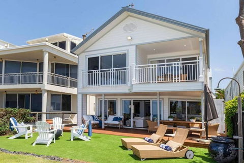 Absolute Beachfront Family Size Home - Hotel Gold Coast 1