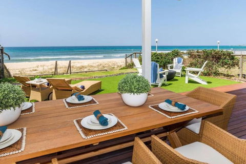 Absolute Beachfront Family Size Home - Hotel Gold Coast 2