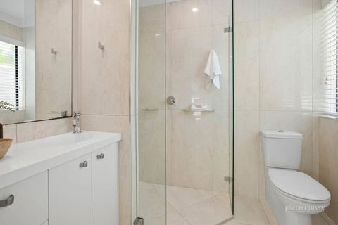 Affordable Luxury By The River - Hotel Gold Coast 1