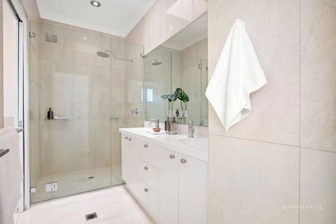 Affordable Luxury By The River - Hotel Gold Coast 2