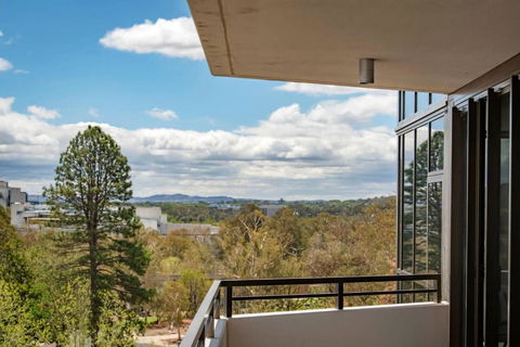 Amazing View In Large Apartment Barton ACT - Hotel Gold Coast 0