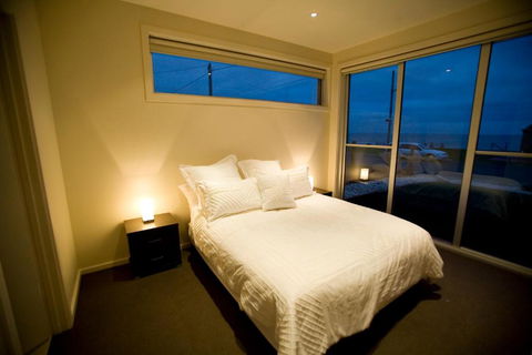 Aloha Beachfront Port Fairy - Hotel Gold Coast 3